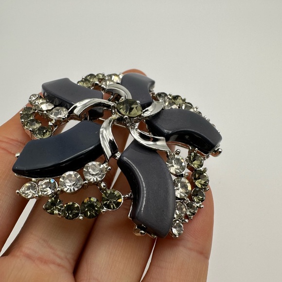 Vintage signed Star Vintage Silvertone Thermoset And Crystal Pan Pin brooch - Picture 4 of 8